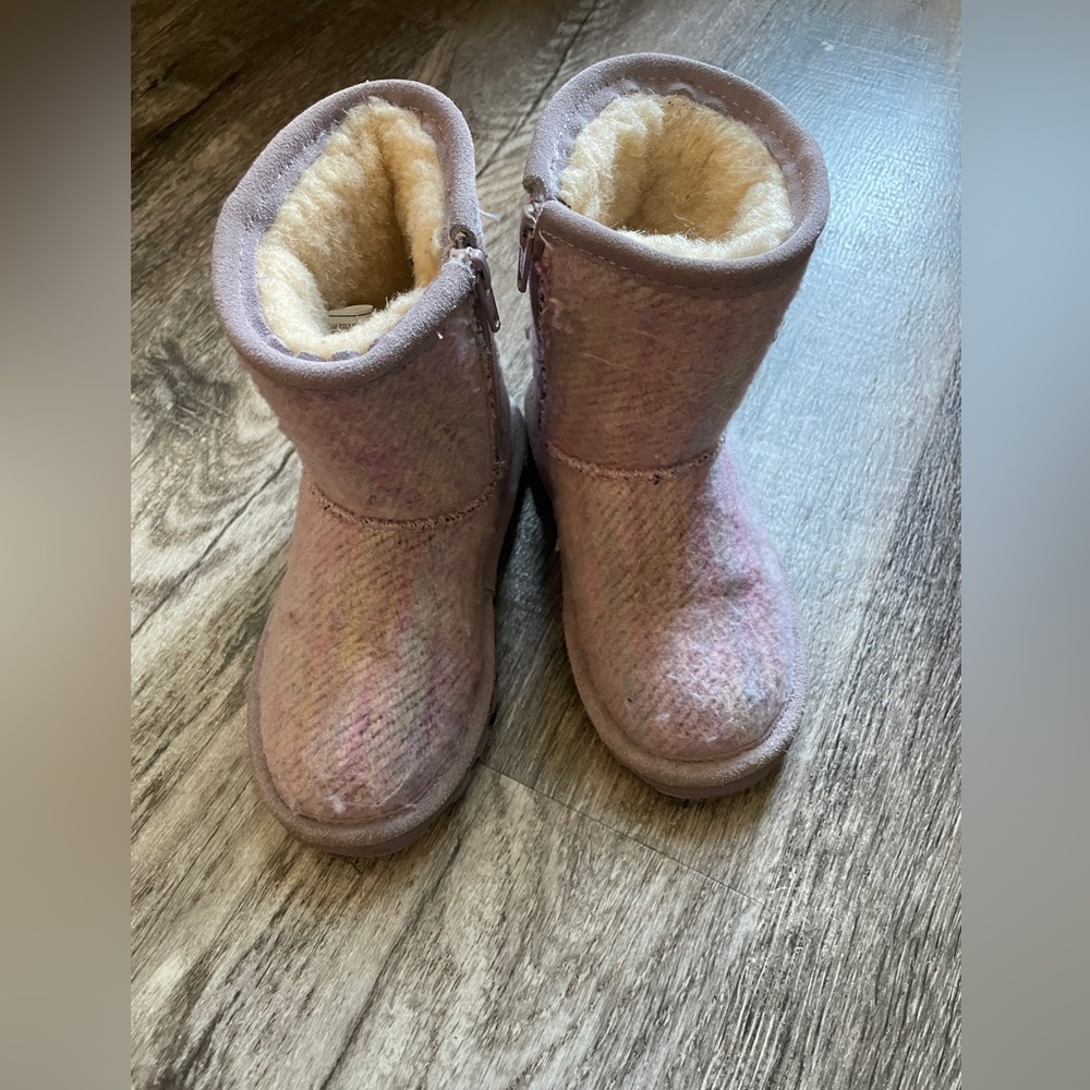 Girl’s bearpaw boots